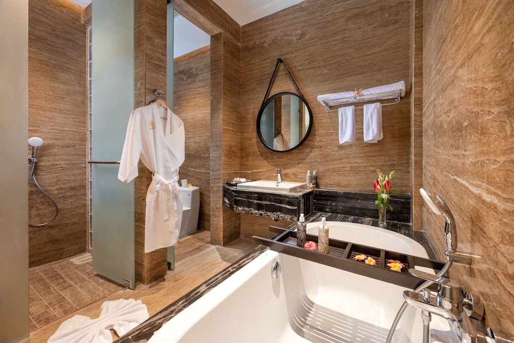 Deluxe Suite Pool Access - Photo 7