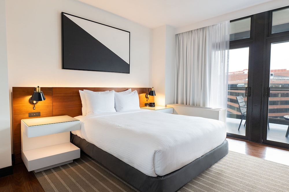 Premier Studio, 1 King Bed - Photo 2