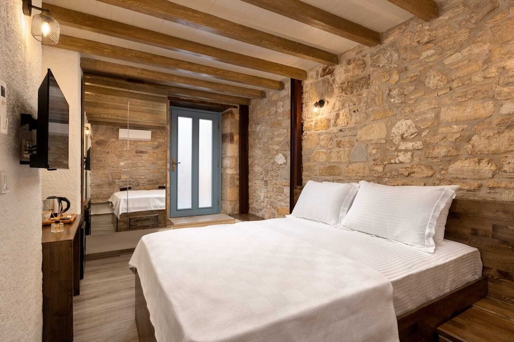 Standard Room, 1 Queen Bed, Courtyard View - Photo 1