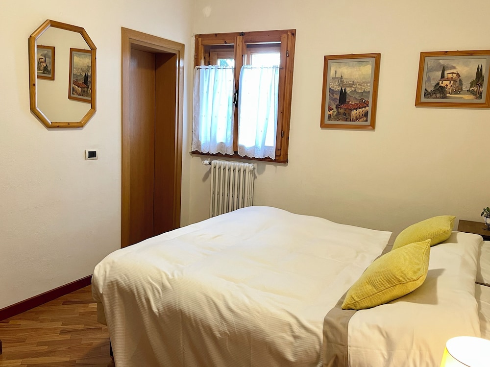 Basic Double Room, 1 Queen Bed, Non Smoking, Garden View photo 2