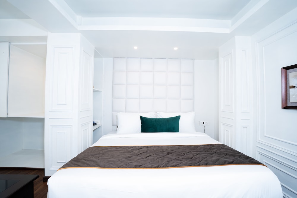 Premium Room with Bathtub - Photo 1