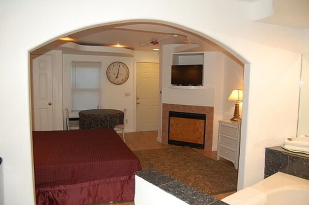 1 King Bed, Jacuzzi Tub photo 2