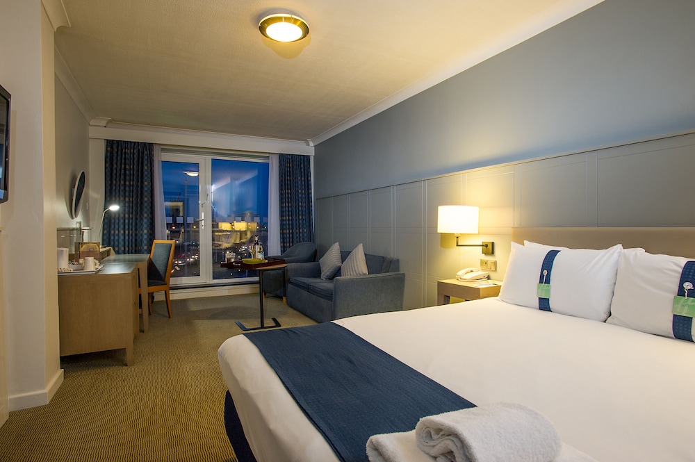 Premium Room, 1 Queen Bed with Sofa bed - Photo 10