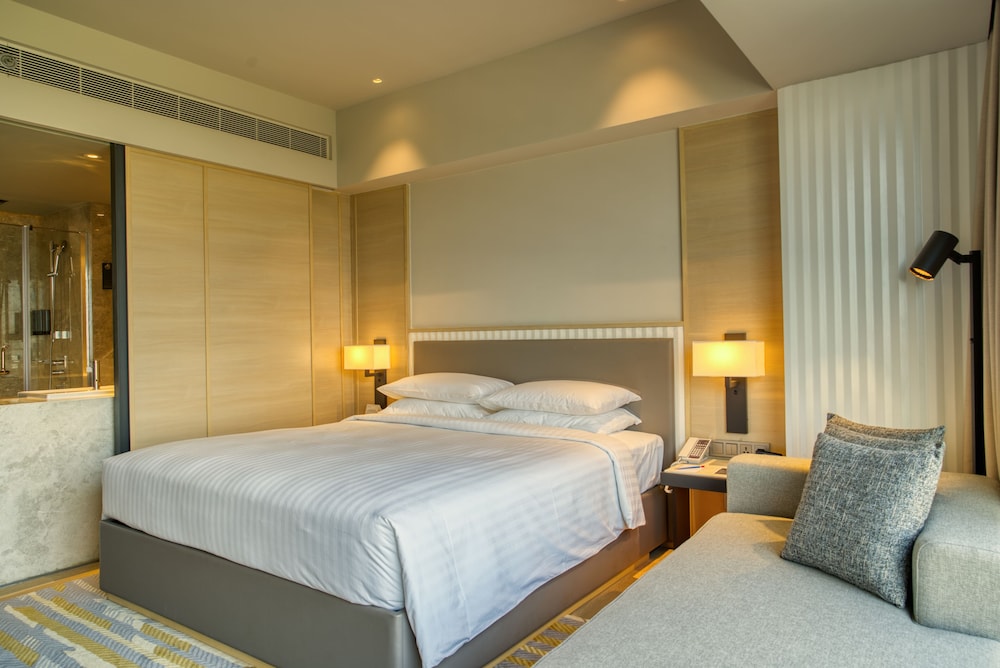 Suite, 1 King Bed, Non Smoking photo 3