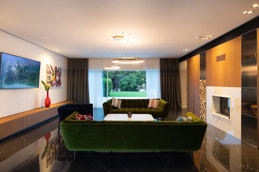 Villa, Smoking photo 3