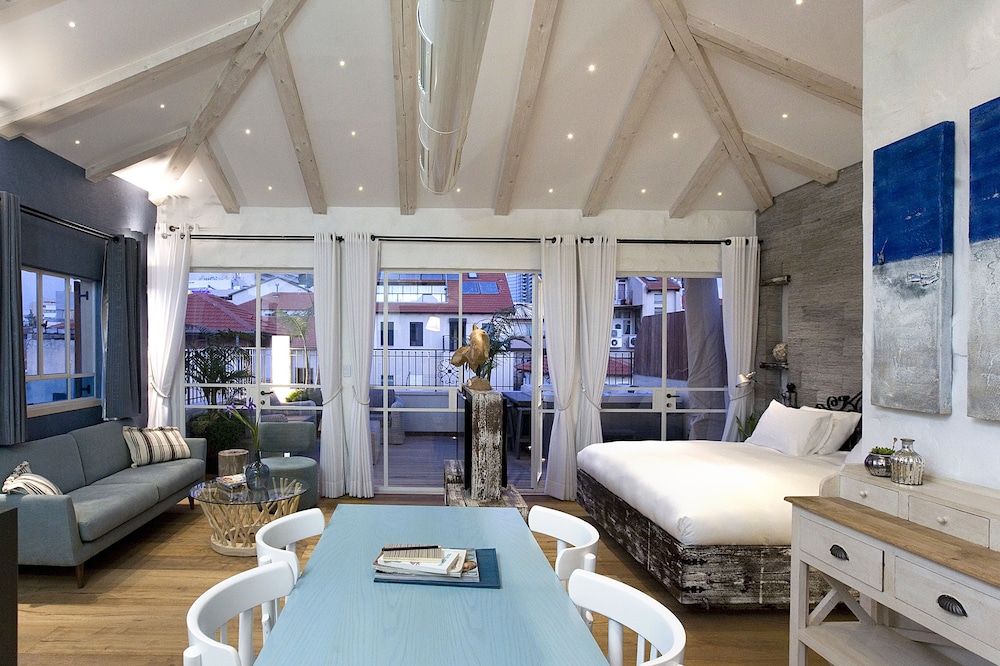 Signature Penthouse, 1 King Bed with Sofa bed photo 1