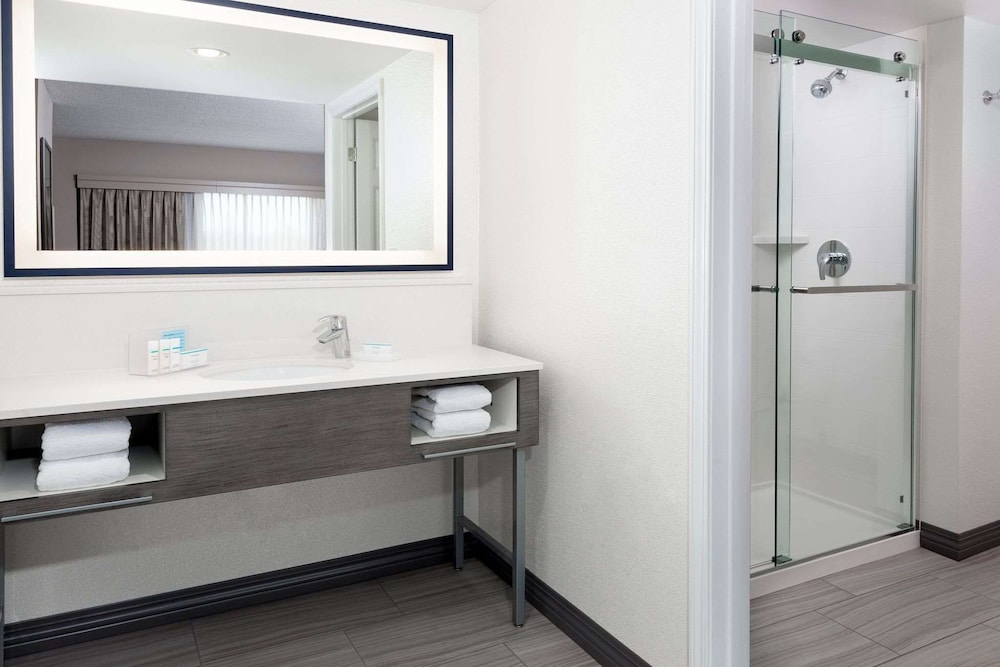 Modern One-Bedroom King Suite w/ Kitchenette - Photo 5