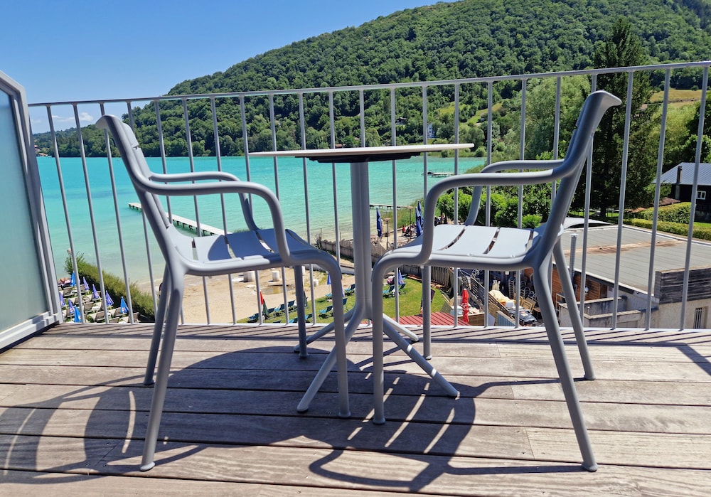Premium Double Room, 1 King Bed, Balcony, Lake View photo 3