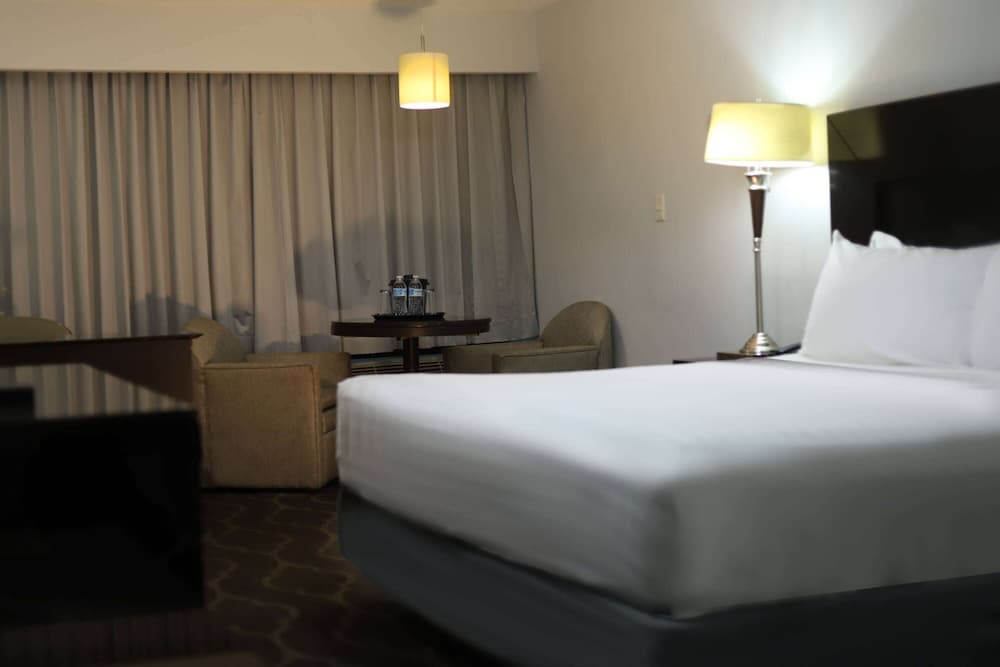 Standard Room, 1 King Bed, Non Smoking - Photo 1
