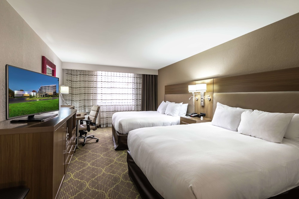 Room, 2 Queen Beds, Accessible, Non Smoking (Roll In Shower) - Photo 3