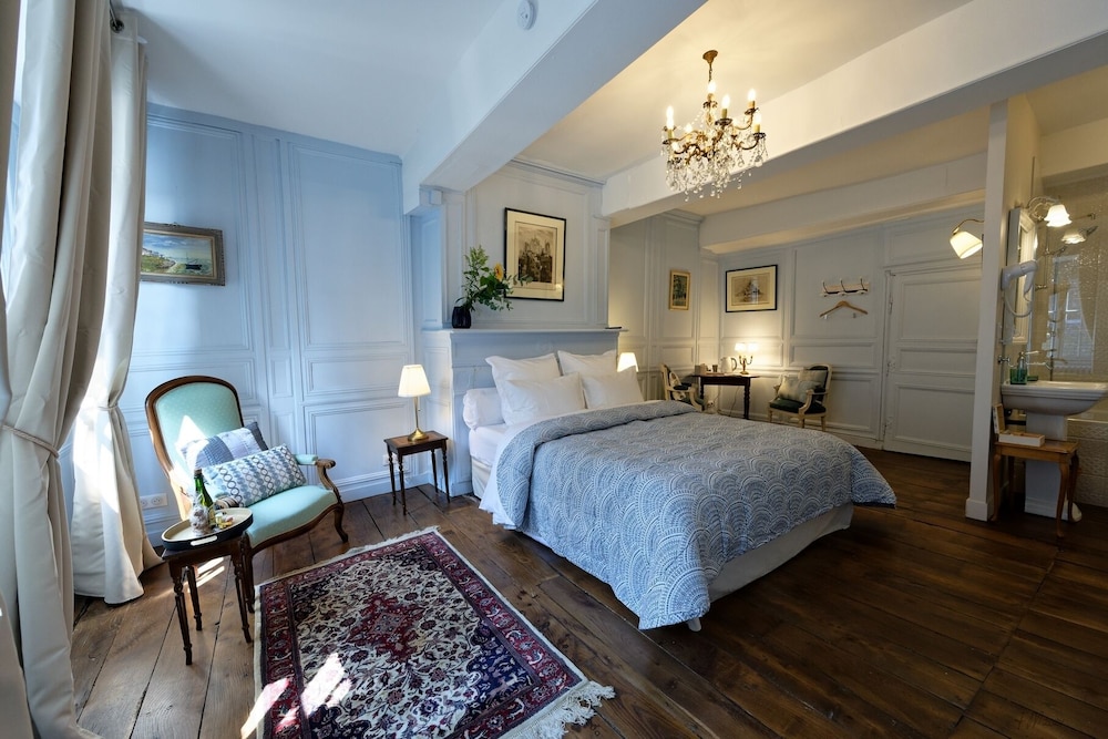 Deluxe Double Room, 1 Queen Bed, Courtyard View
