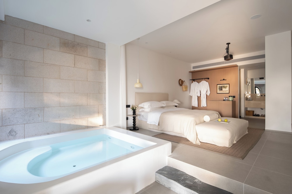Twilight Bubble Pool Suite