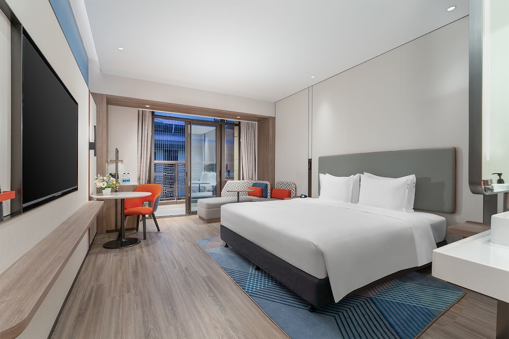 Standard Room, 1 King Bed, Balcony