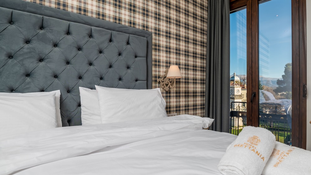 Family-Two Bedroom Suite with Balcony & Panoramic Lake and City View