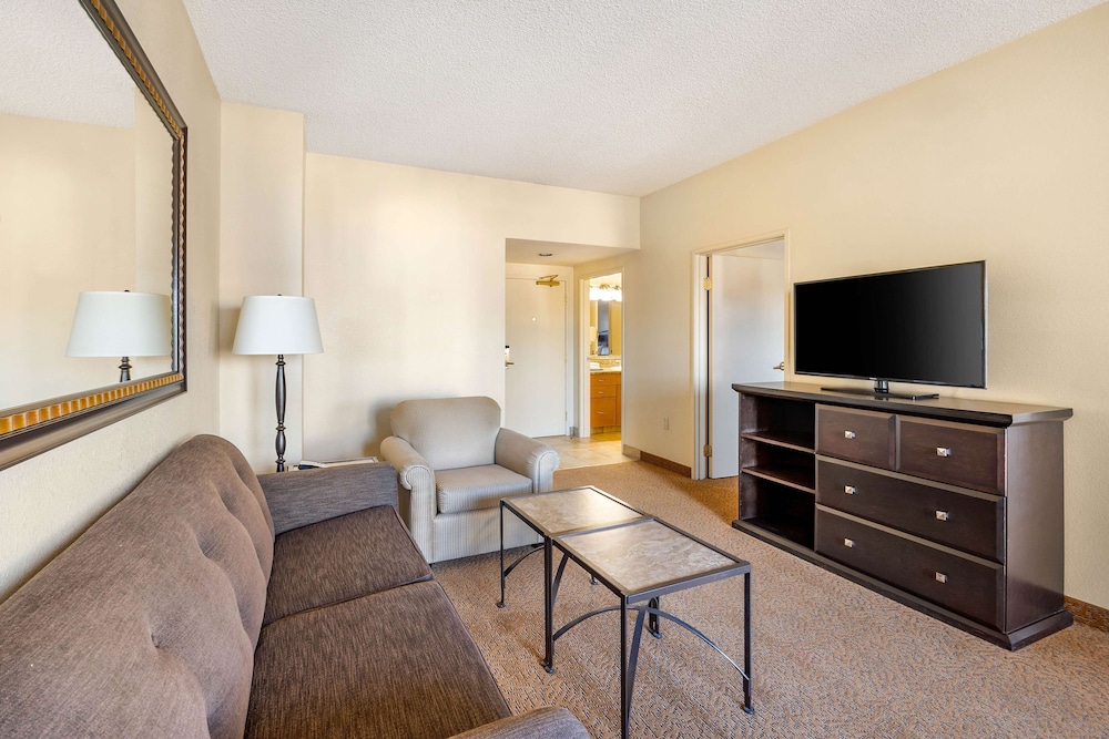 1 BEDROOM 1 KING SUITE AND SOFABED - Photo 5