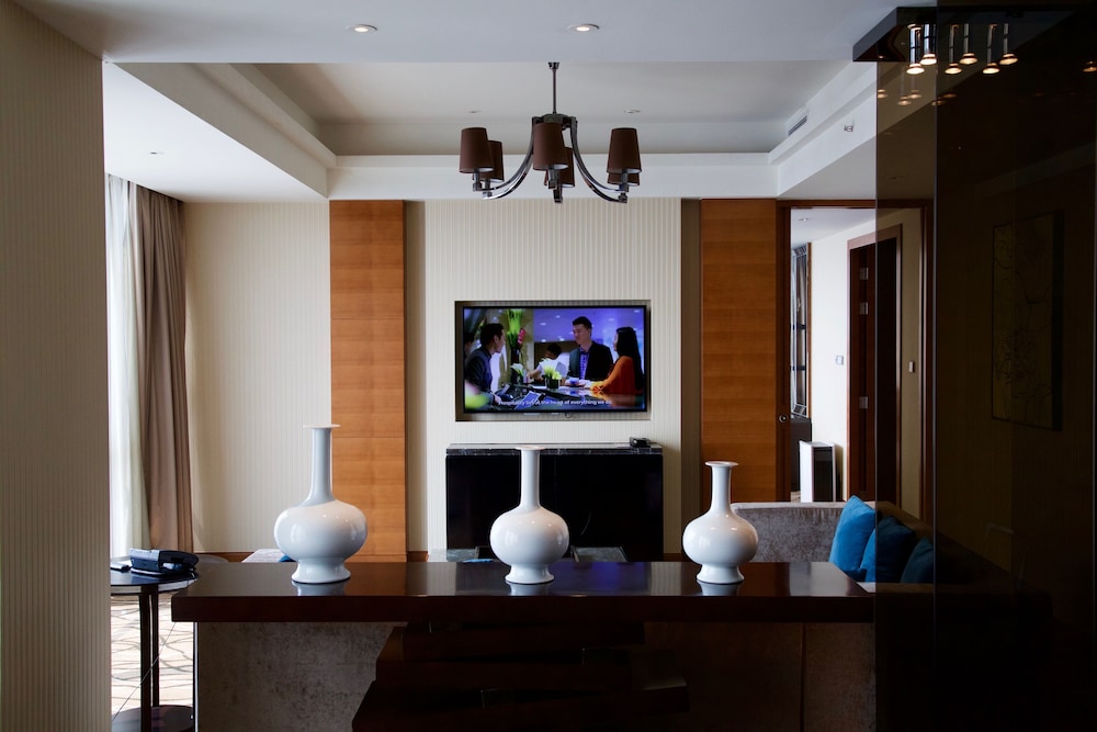 KING ONE BEDROOM SUITE WITH LOUNGE ACCESS