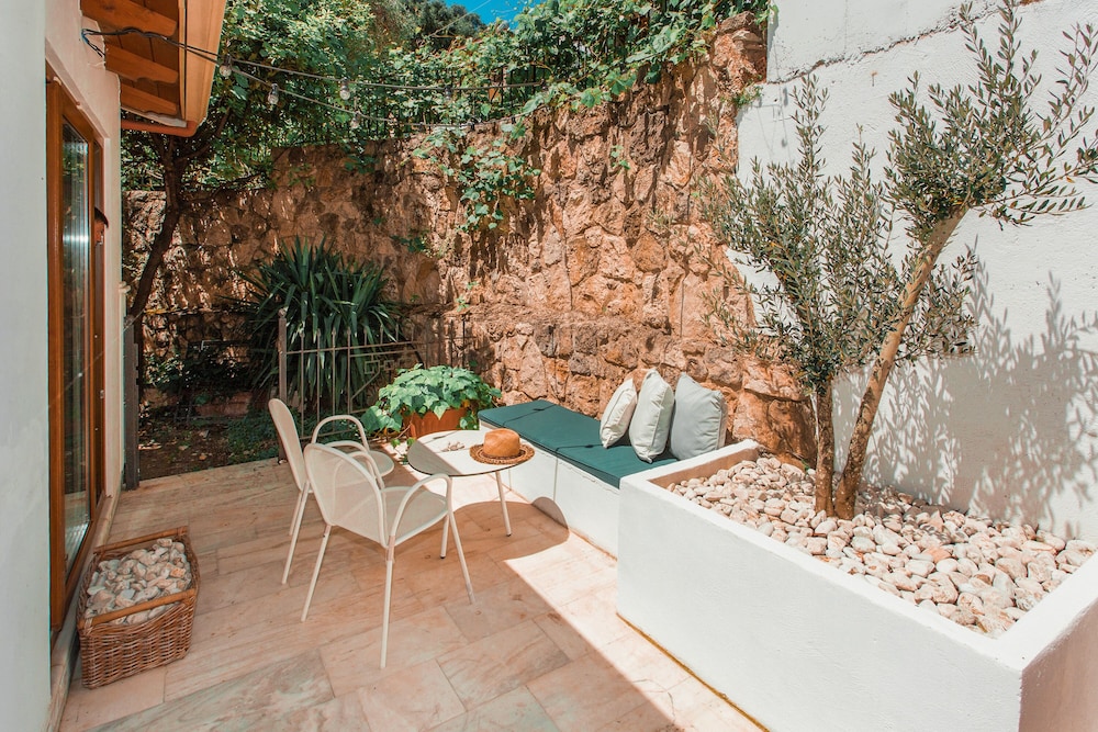 Family Room with Courtyard photo 2