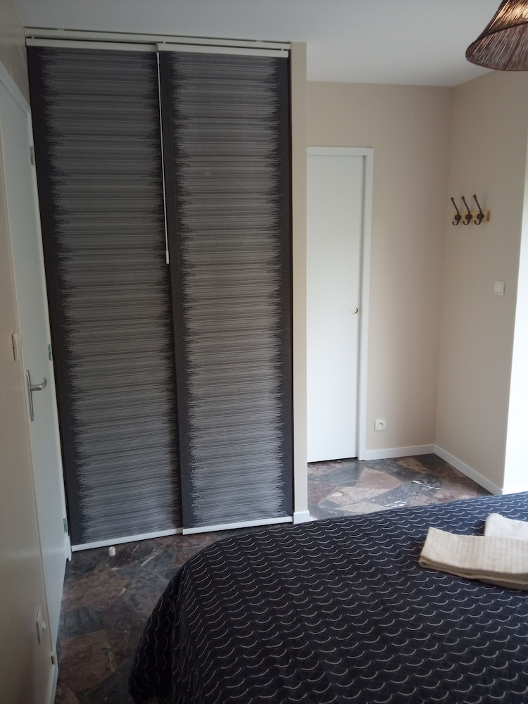 Basic Apartment, Multiple Beds