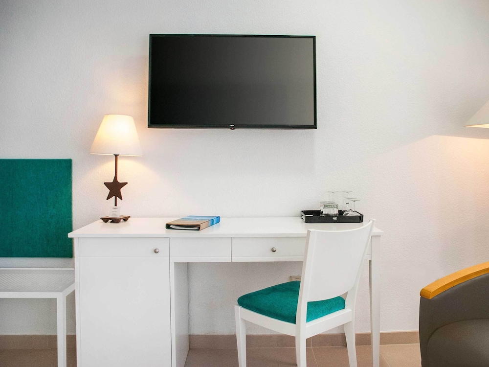 Classic Double Room, Partial Sea View (2 adults and 1 child) Classic Double Room, Partial Sea View (2 adults and 1 child)