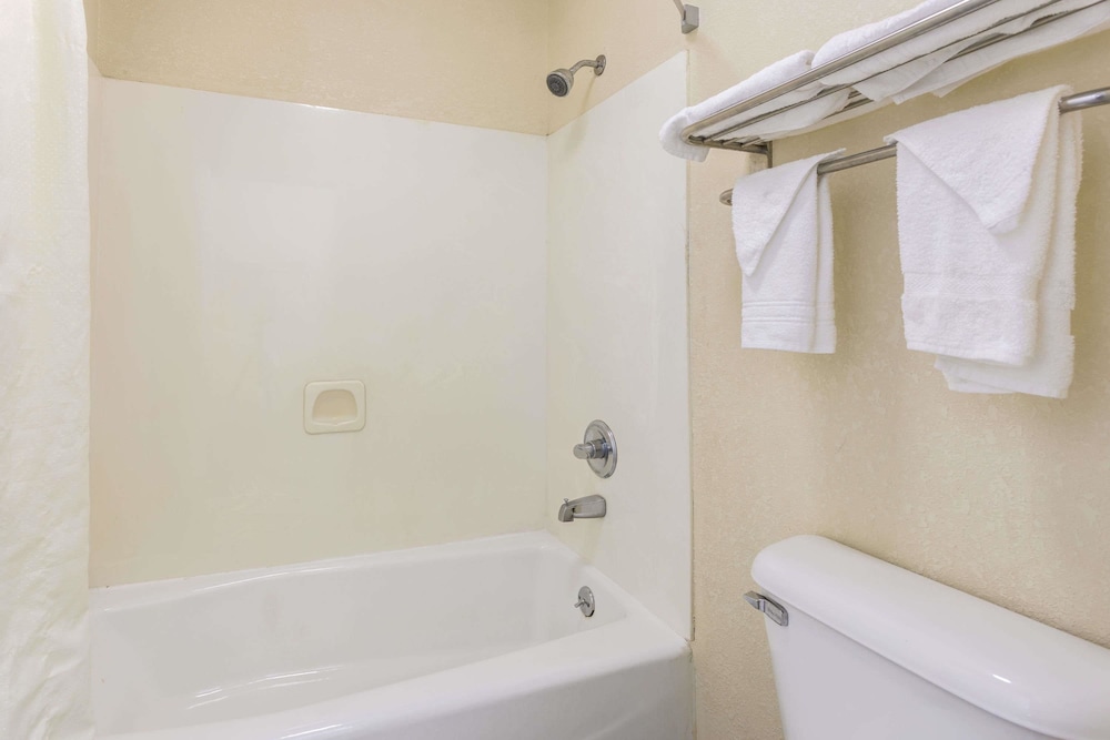 Standard Room, 1 Queen Bed - Photo 4