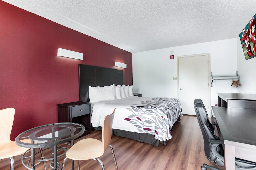 Deluxe Room, 1 King Bed, Smoking photo 1