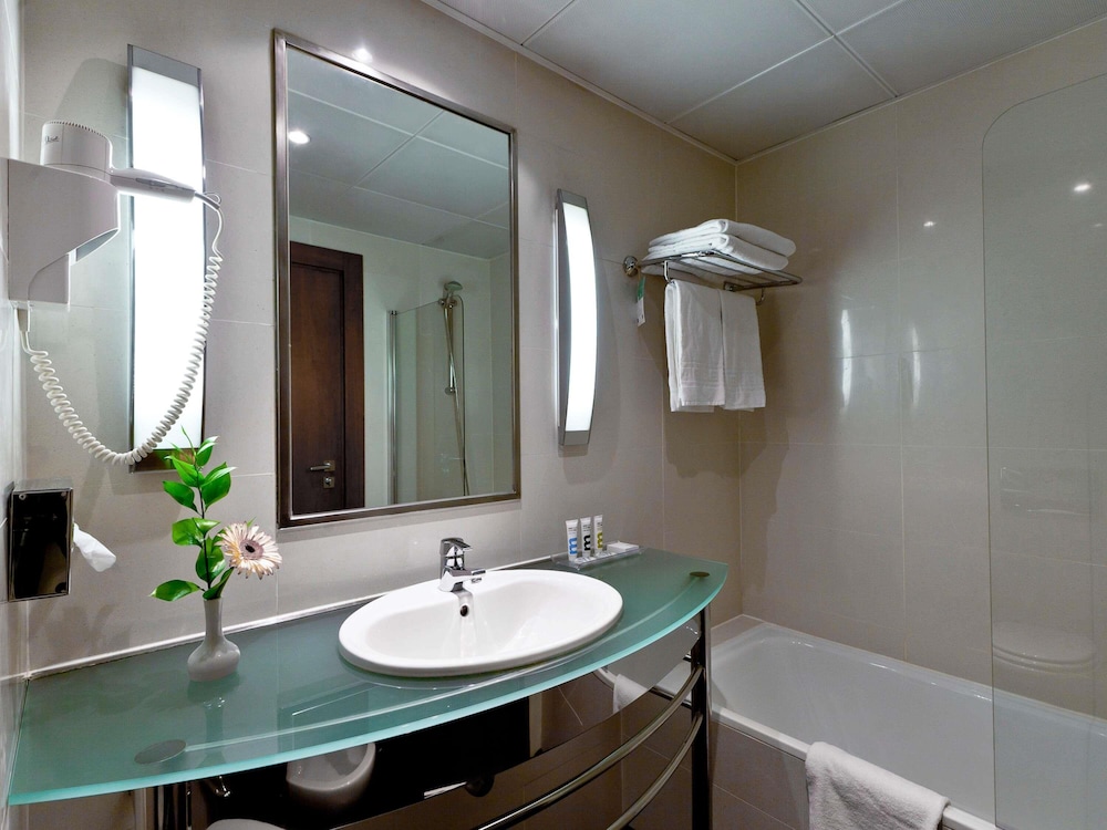 Suite, 1 King Bed thumbnail 6