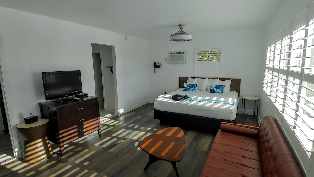 Junior Studio Suite, Poolside photo 1