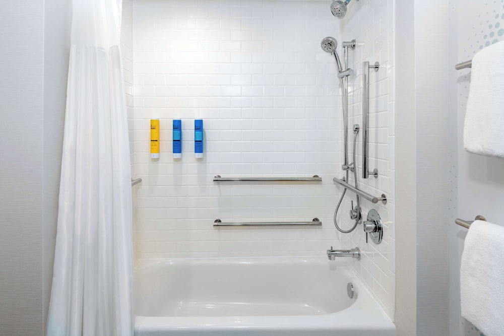 Room, 2 Queen Beds, Accessible, Bathtub (Mobility & Hearing, Bathtub) - Photo 4