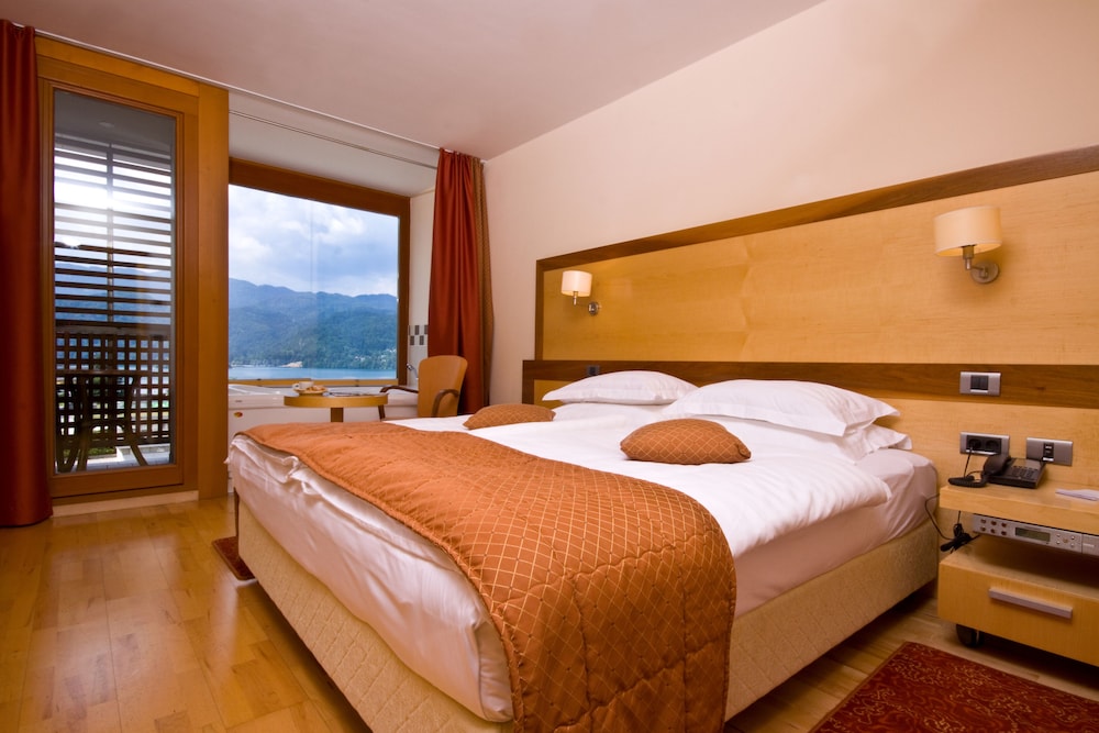 Deluxe Room, Balcony, Lake View photo 2