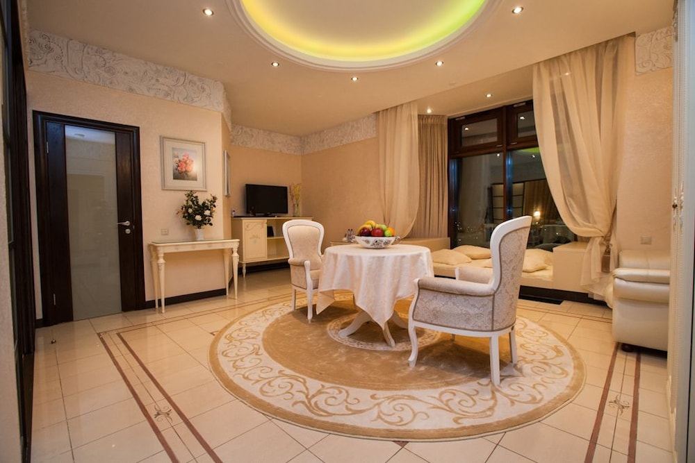 Honeymoon Suite