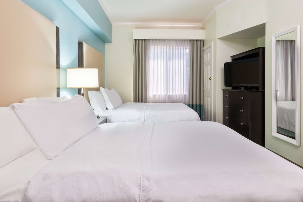Suite, 2 Double Beds - Photo 5