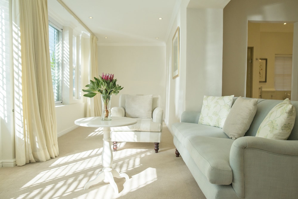 Suite, 1 King Bed, Poolside - Photo 9