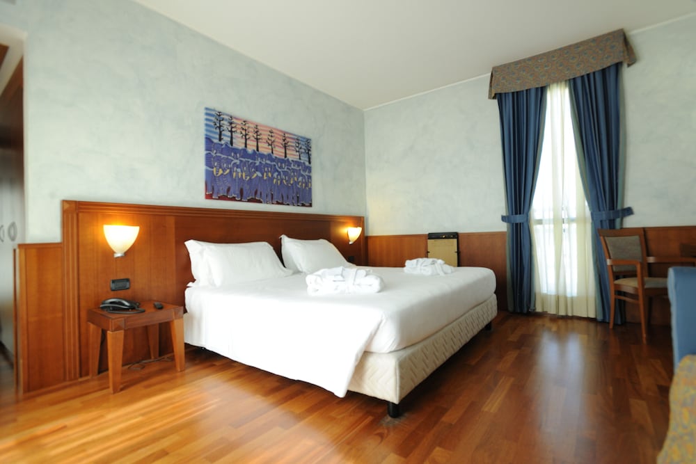Superior Double Room thumbnail 5