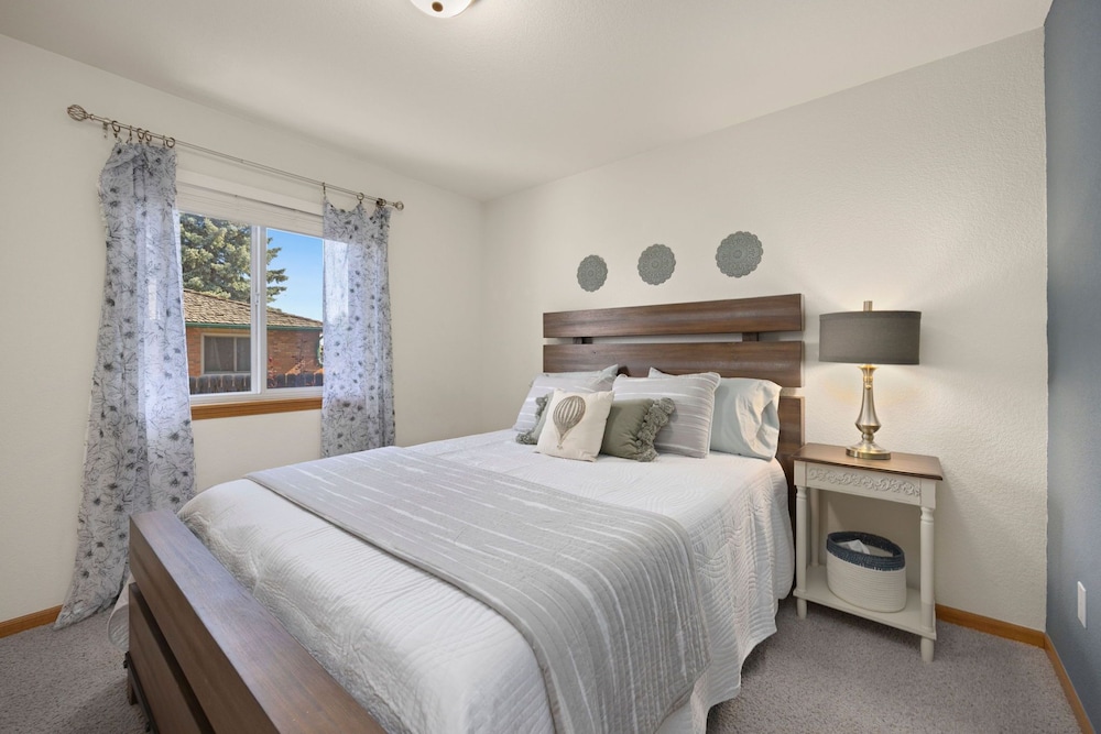 House, Multiple Beds, Patio, Garden View (2719 Daffodil Place) photo 3