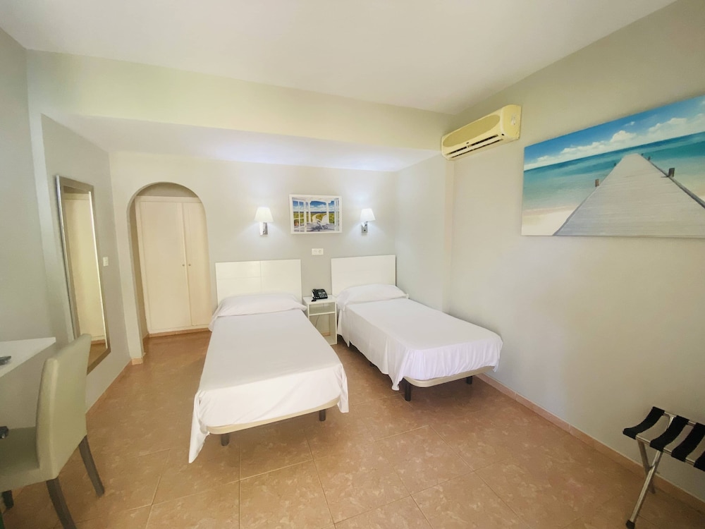 Standard Double Room Single Use, Ground Floor - Photo 2
