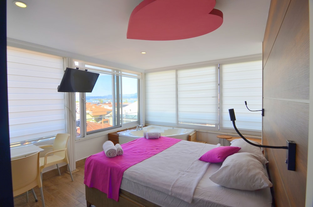 Romantic Double Room, 1 Bedroom, Jetted Tub, Sea View