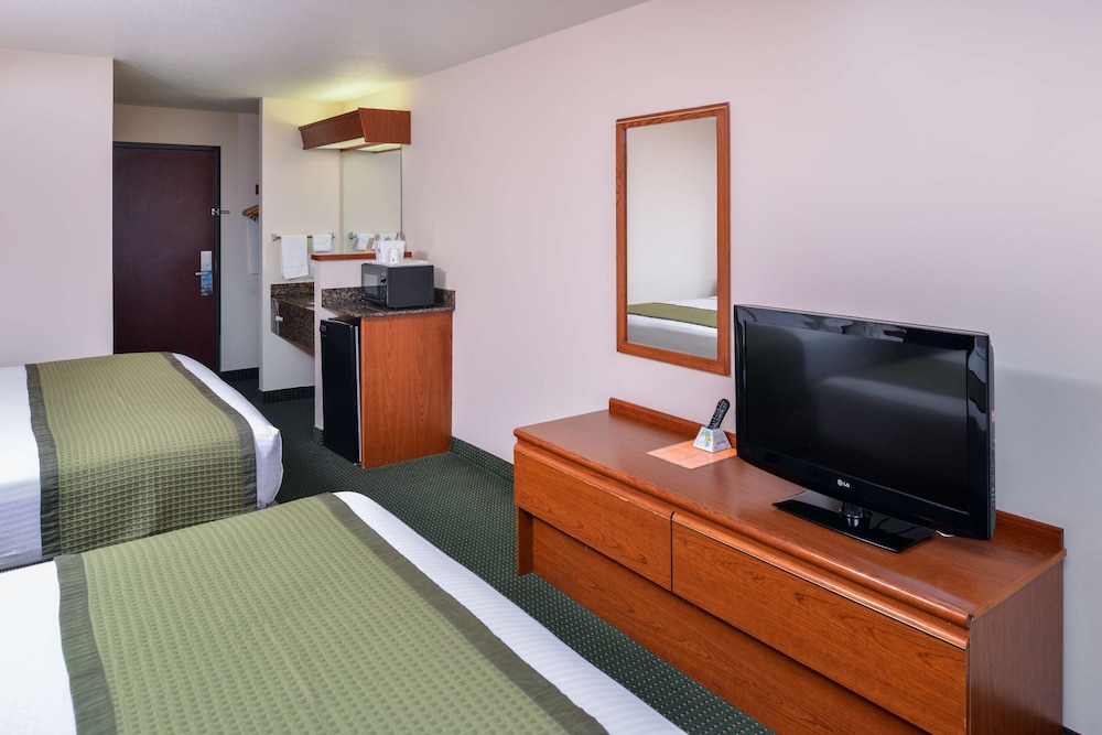 Room, 2 Queen Beds, Non Smoking (Pet-Friendly) - Photo 1