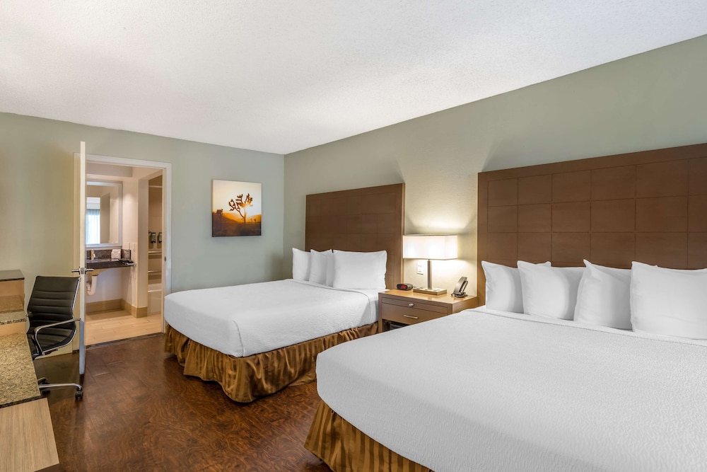 Standard Room, 2 Queen Beds, Accessible, Non Smoking (Walk-In Shower) - Photo 2