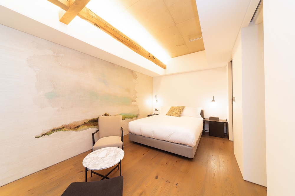 Suite, Terrace (randomly assign indoor bathtub or not)