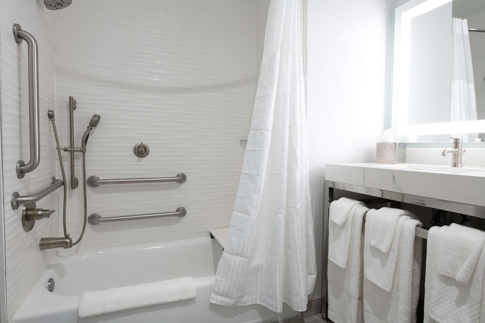 Room, 1 King Bed, Accessible, Bathtub (Mobility & Hearing) - Photo 2