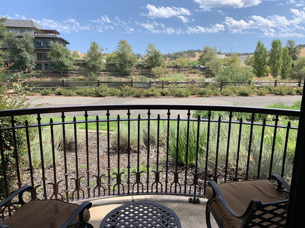 Standard Room, 1 King Bed, Balcony, Lake View - Photo 8