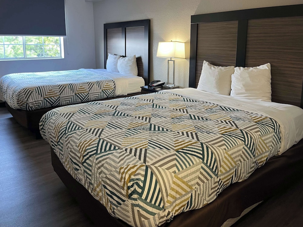 Deluxe Room, 2 Queen Beds, Non Smoking, Refrigerator & Microwave photo 1