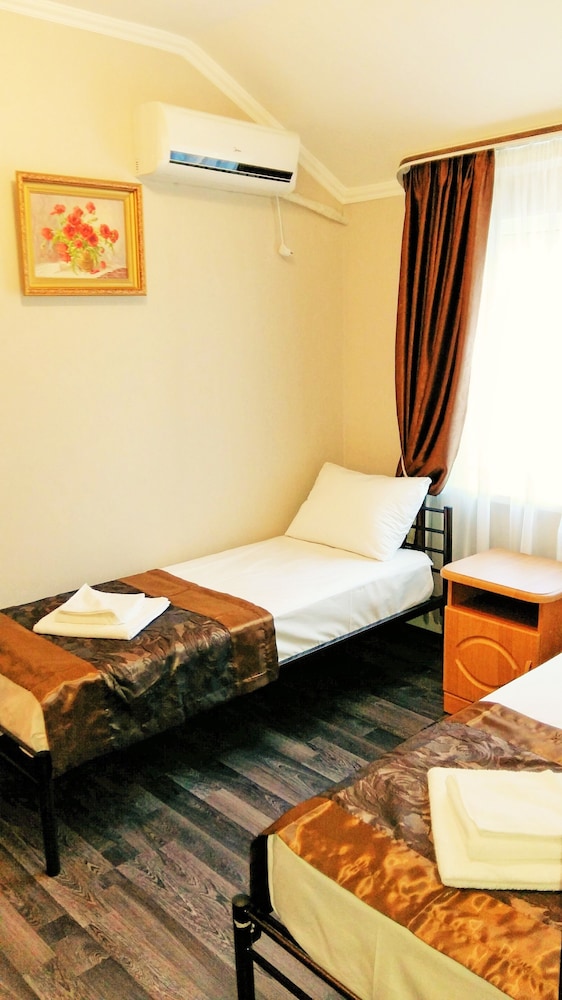 Economy Twin Room photo 2