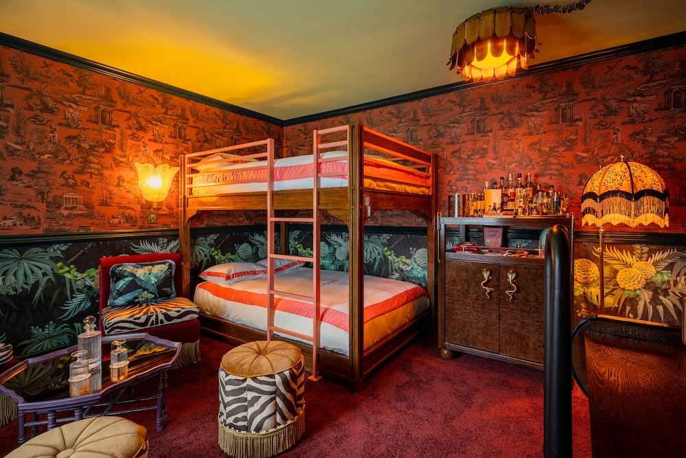 Petite Room, Bunk Beds