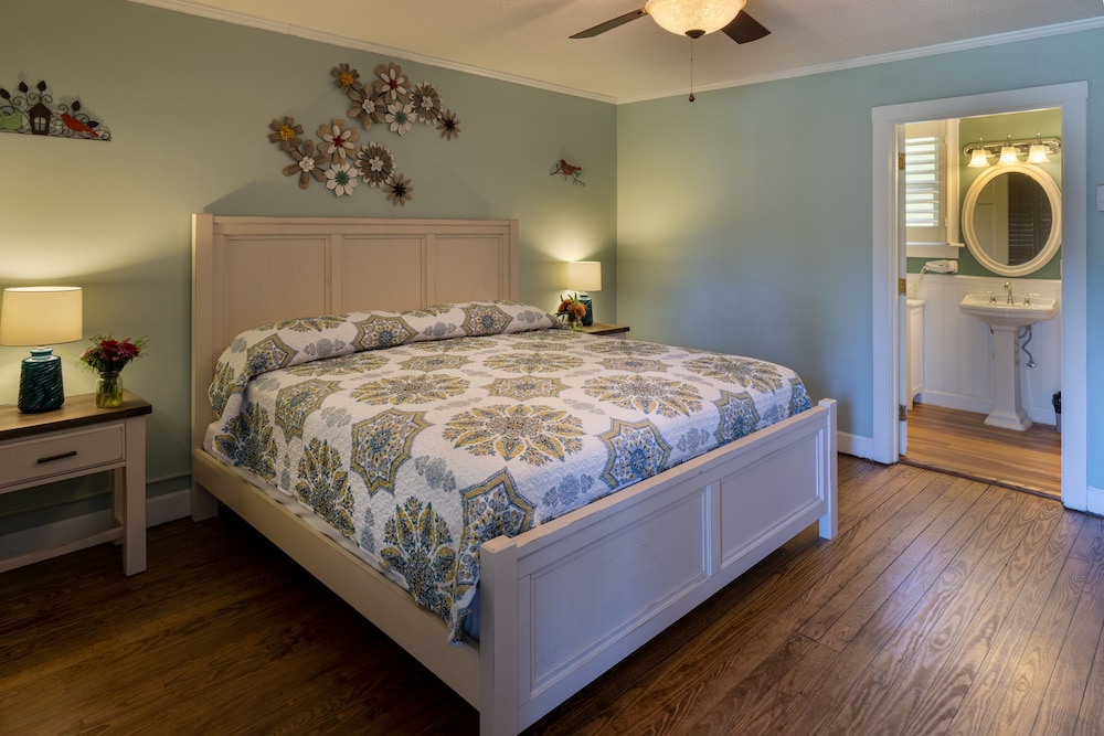Richmond Thompson Multi-Unit with One King Bed