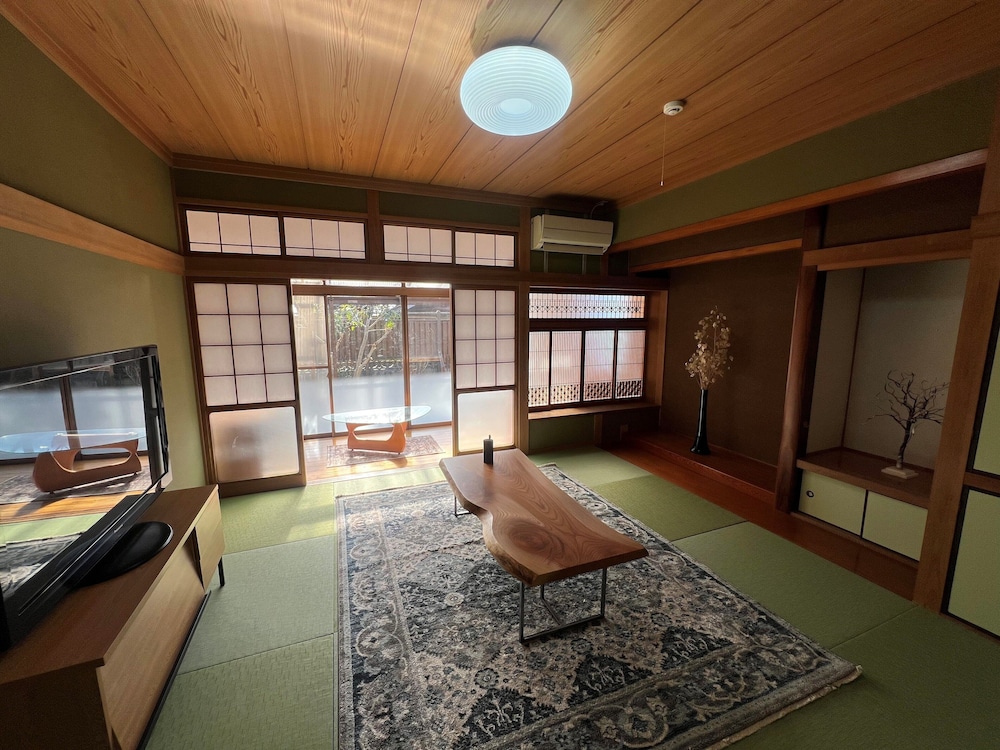 Basic House photo 1