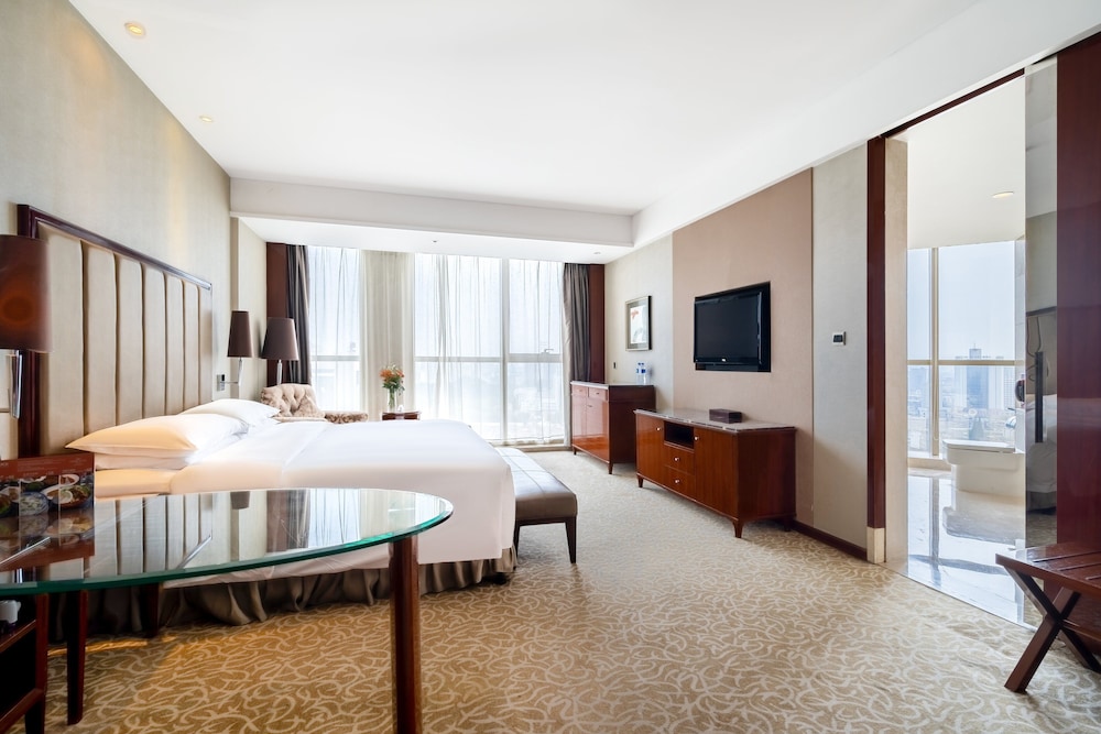 Premium Room, 1 King Bed photo 2