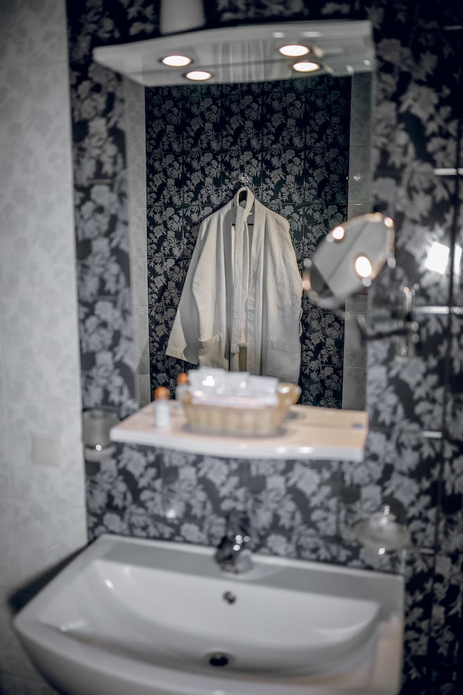 Junior Suite, Jetted Tub photo 2