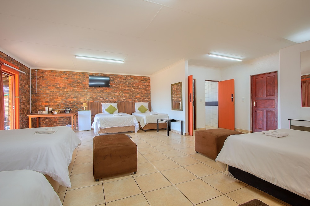 Family Room, Multiple Beds, Garden View photo 3