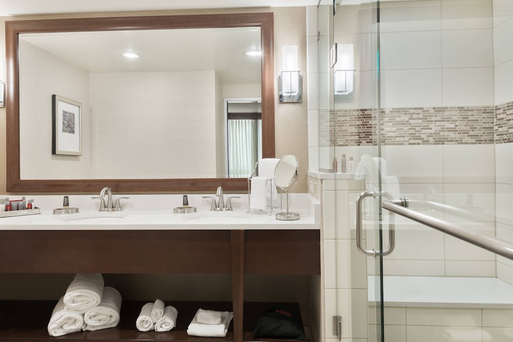 Club Room, 1 King Bed (Hearing Accessible) - Photo 6